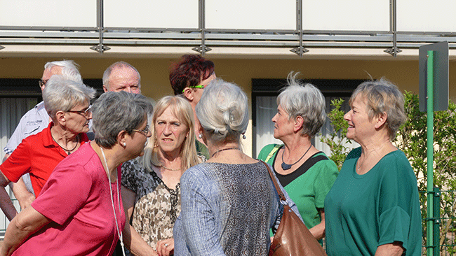 Der Chef Werner hat zum Sammeln geblasen! Klassntreffen 2018 Klasse vor dem Gruppenfoto Klassntreffen 2018